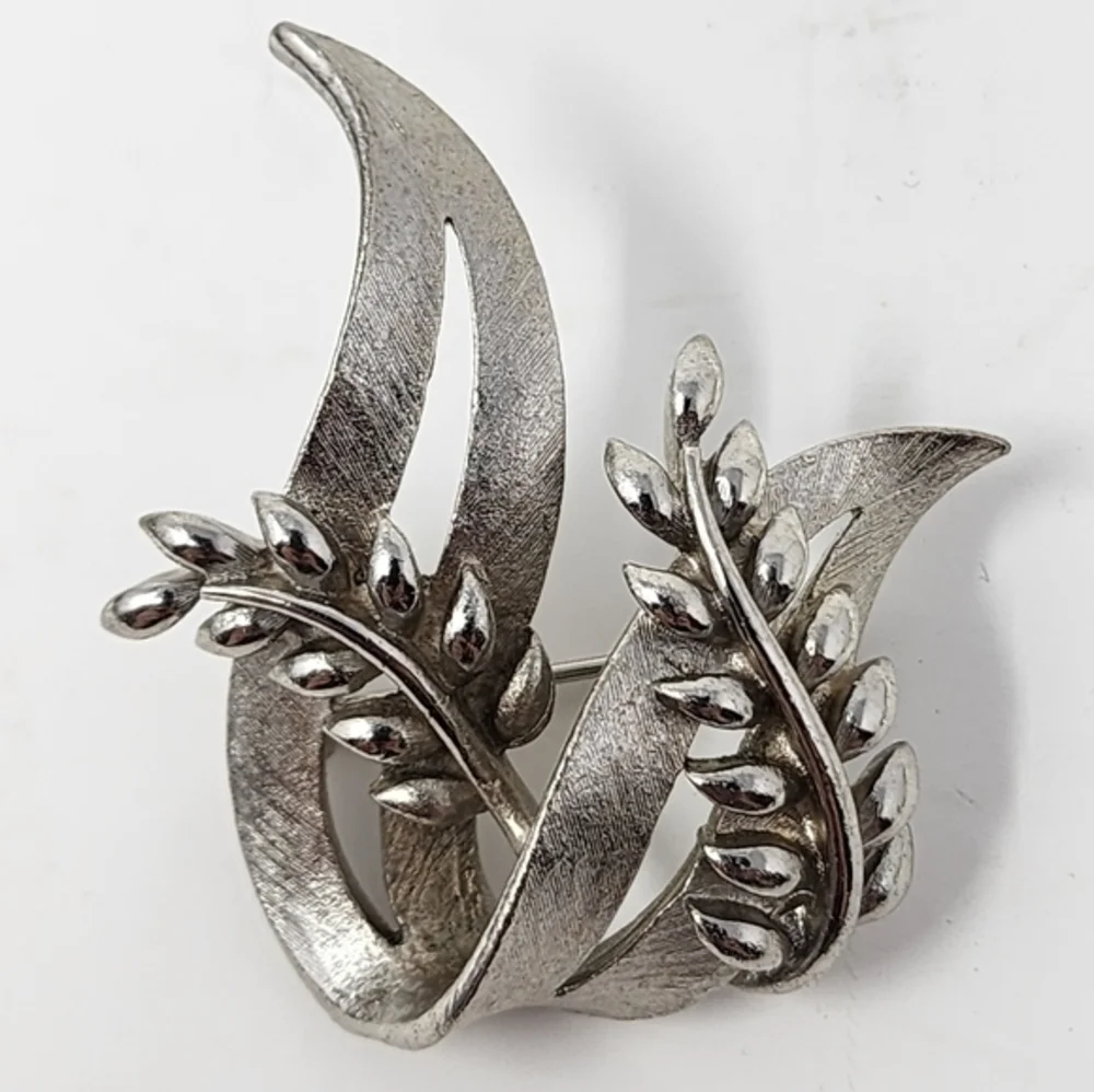 Vintage Metal Silver Tone‎ Vines Beautiful Brooch